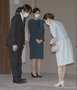 スーツを着ている女性たち低い精度で自動的に生成された説明